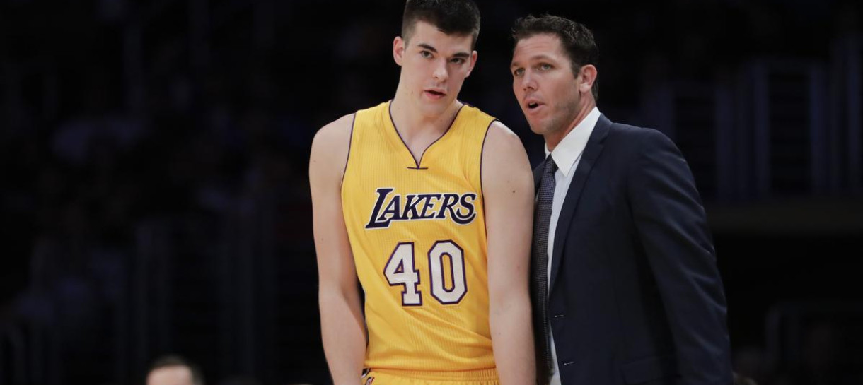 Lakers mantém Zubac, mas dispensa Bryant e Ennis